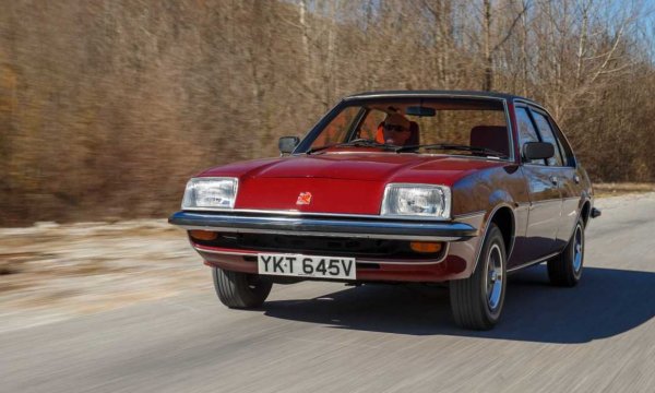 Първата кола на Мей е скромен Vauxhall Cavalier (българите ще разпознаят в него Opel Ascona) от 1978 година. 
